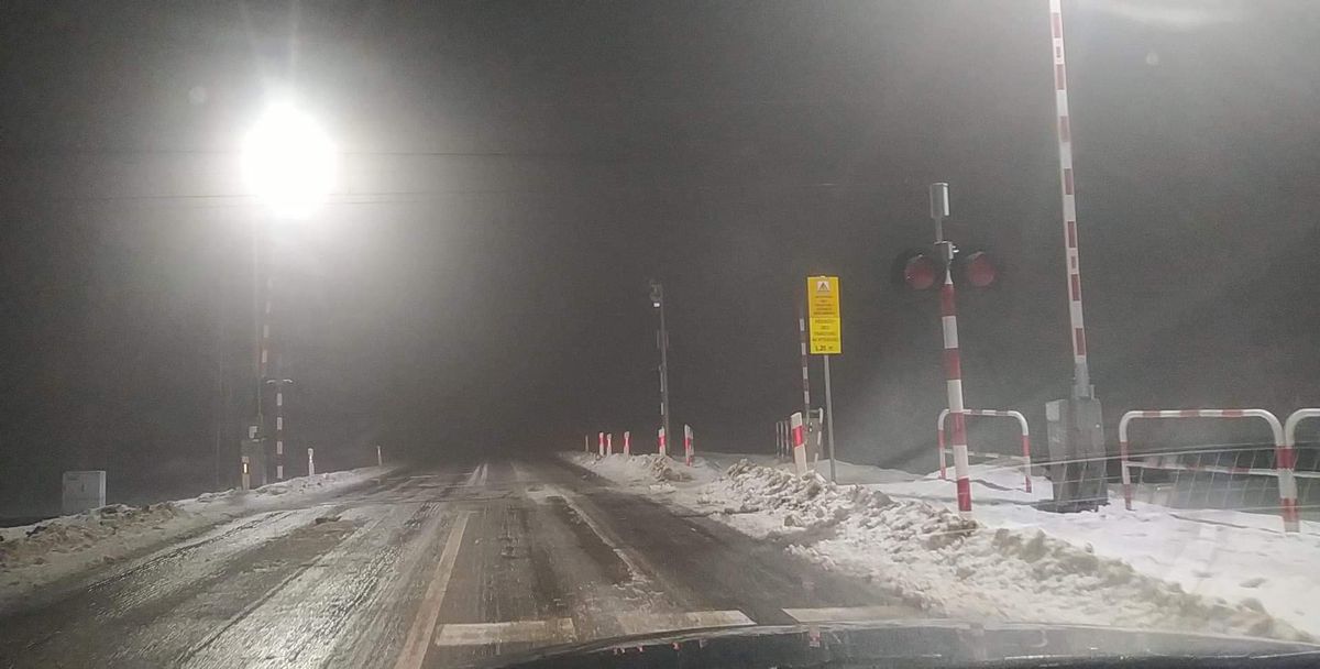 Pogarszają się warunki do jazdy na drogach regionu. W wielu miejscach jest mgliście, będzie też ślisko (zdjęcia)