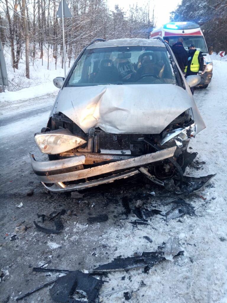 Czołowe zderzenie forda z volvo. Dwie kobiety trafiły do szpitala (zdjęcia)