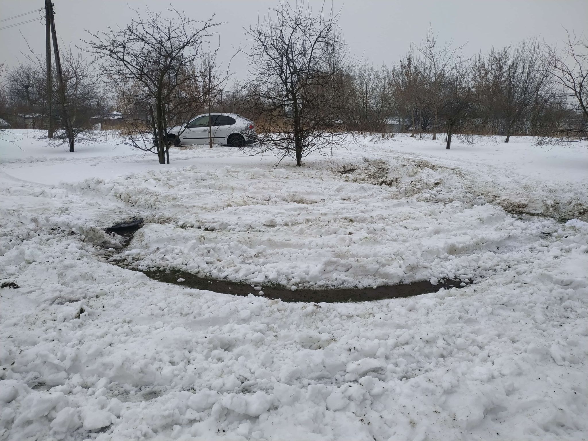 Kręcił „bączki” na trawniku przed blokiem, mieszkańcy wezwali policję. Mężczyzna był kompletnie pijany (zdjęcia)