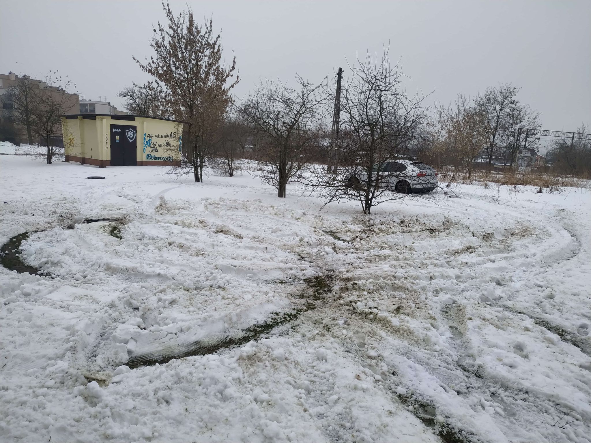 Kręcił „bączki” na trawniku przed blokiem, mieszkańcy wezwali policję. Mężczyzna był kompletnie pijany (zdjęcia)