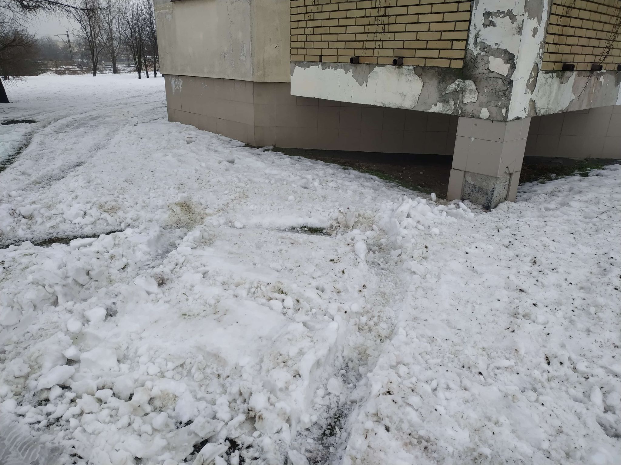 Kręcił „bączki” na trawniku przed blokiem, mieszkańcy wezwali policję. Mężczyzna był kompletnie pijany (zdjęcia)