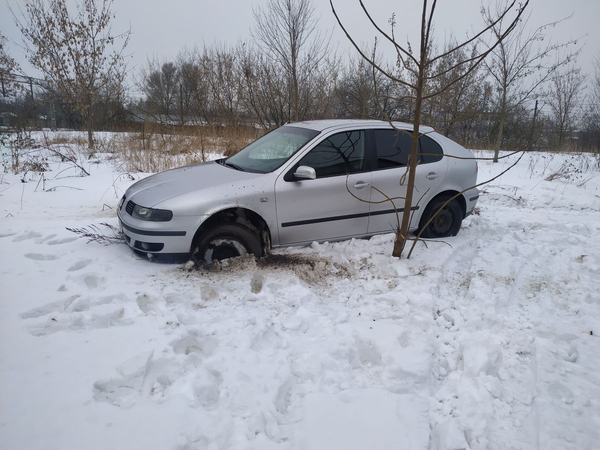 Kręcił „bączki” na trawniku przed blokiem, mieszkańcy wezwali policję. Mężczyzna był kompletnie pijany (zdjęcia)