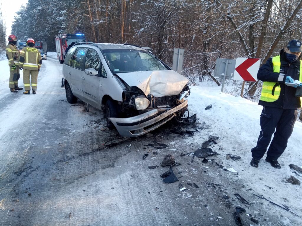 Czołowe zderzenie forda z volvo. Dwie kobiety trafiły do szpitala (zdjęcia)