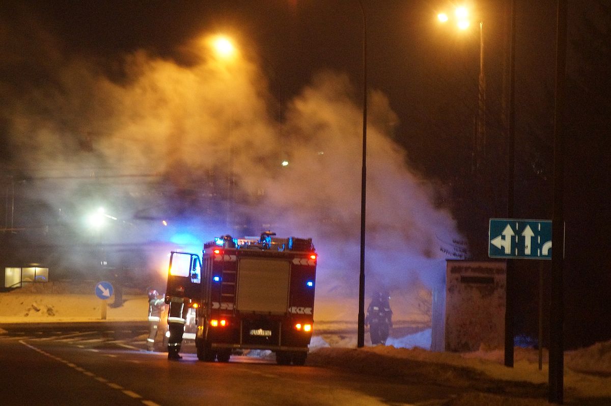 Awaria sieci ciepłowniczej w Lublinie. Mieszkańcy sądzili, że się pali i zaalarmowali straż pożarną (zdjęcia)