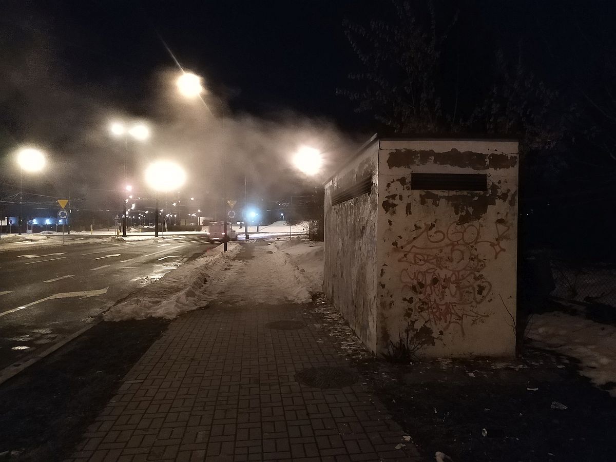 Awaria sieci ciepłowniczej w Lublinie. Mieszkańcy sądzili, że się pali i zaalarmowali straż pożarną (zdjęcia)