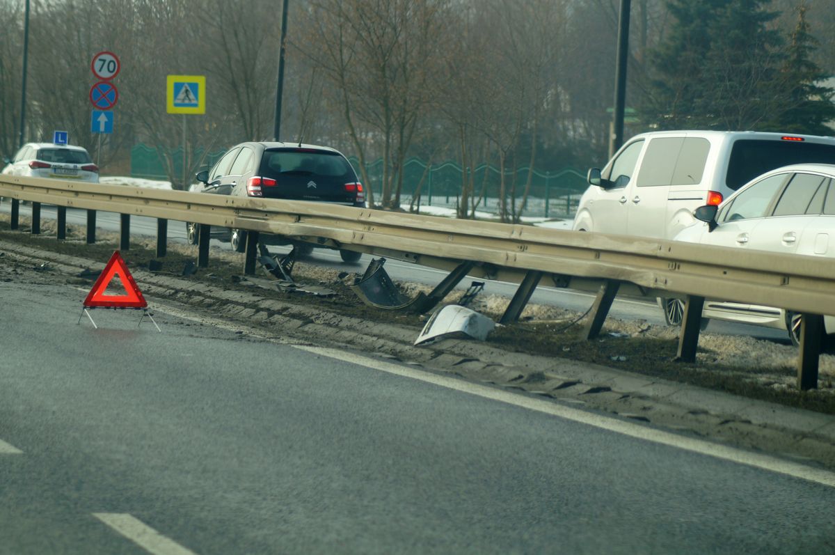 Na łuku jezdni stracił panowanie nad pojazdem. BMW uderzyło w bariery przy młynie Krauzego (zdjęcia)
