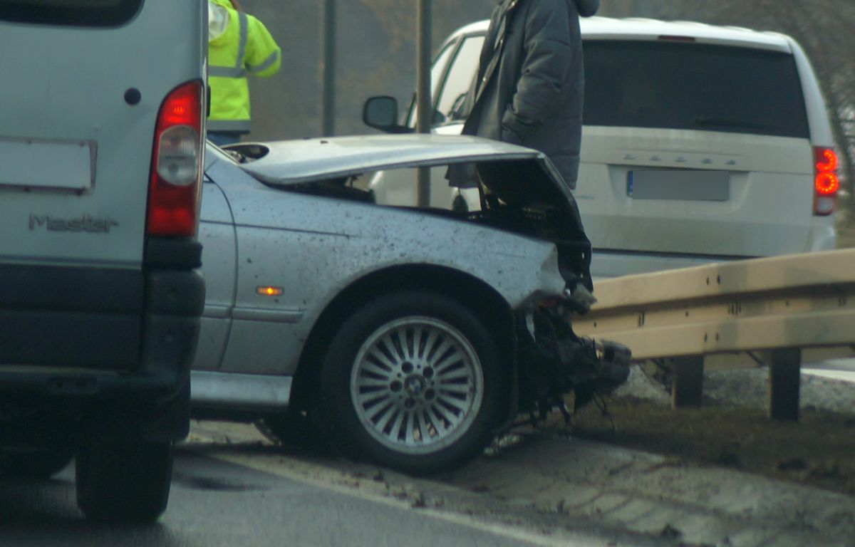 Na łuku jezdni stracił panowanie nad pojazdem. BMW uderzyło w bariery przy młynie Krauzego (zdjęcia)