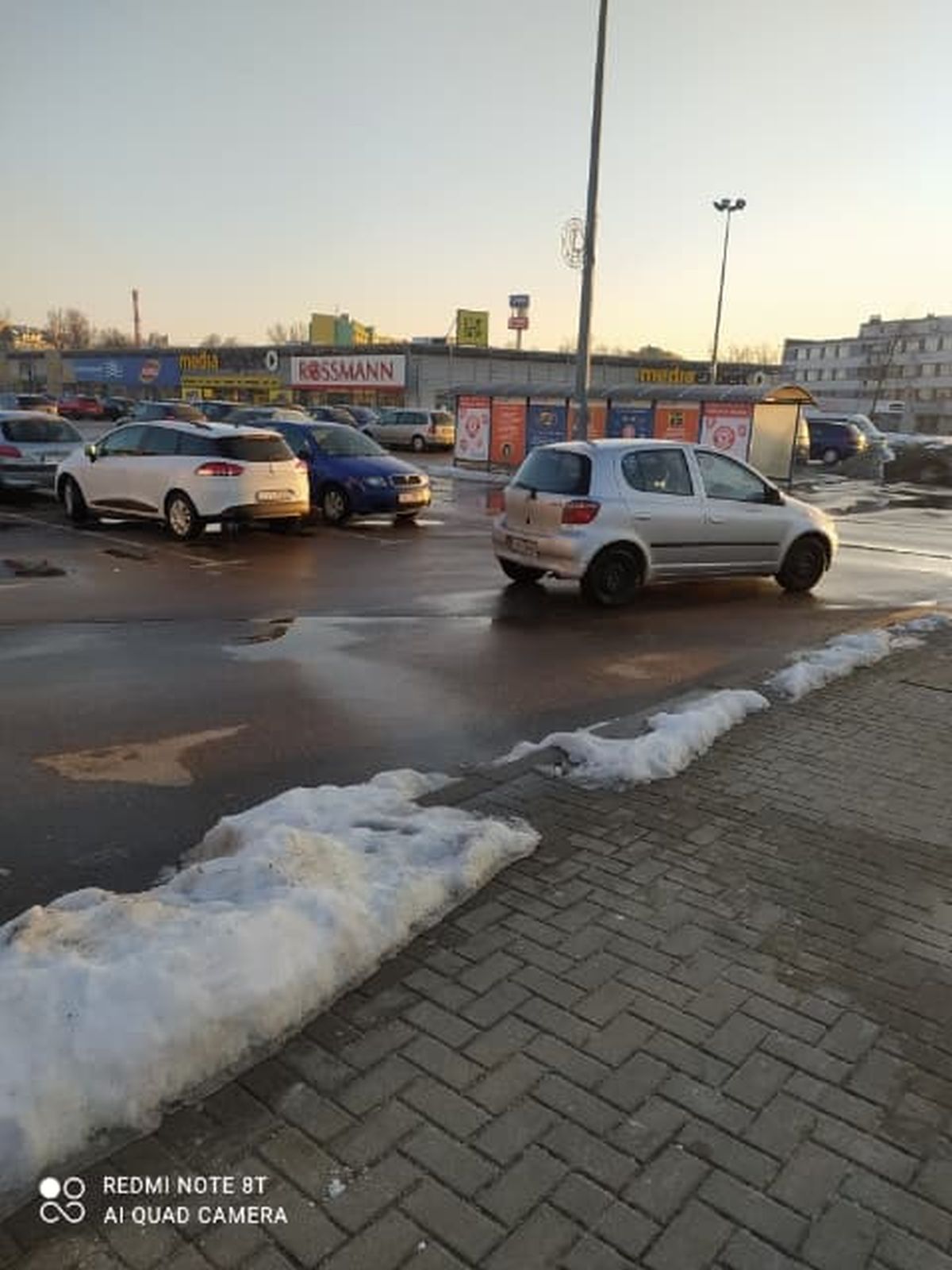 Zastała uszkodzone auto i bryłę lodu na szybie. Nikt nic nie widział, nikt nic nie wie (zdjęcia)