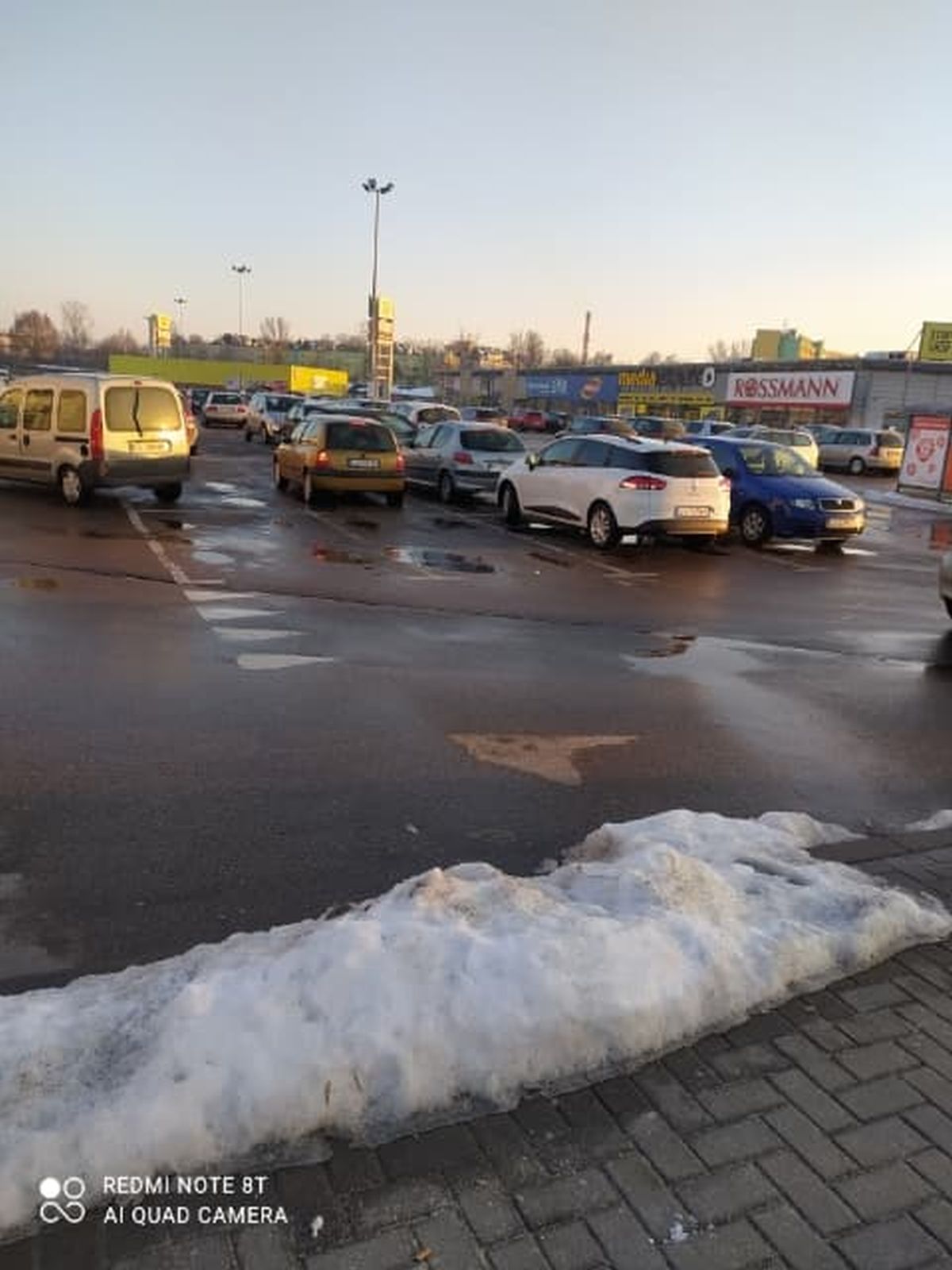 Zastała uszkodzone auto i bryłę lodu na szybie. Nikt nic nie widział, nikt nic nie wie (zdjęcia)