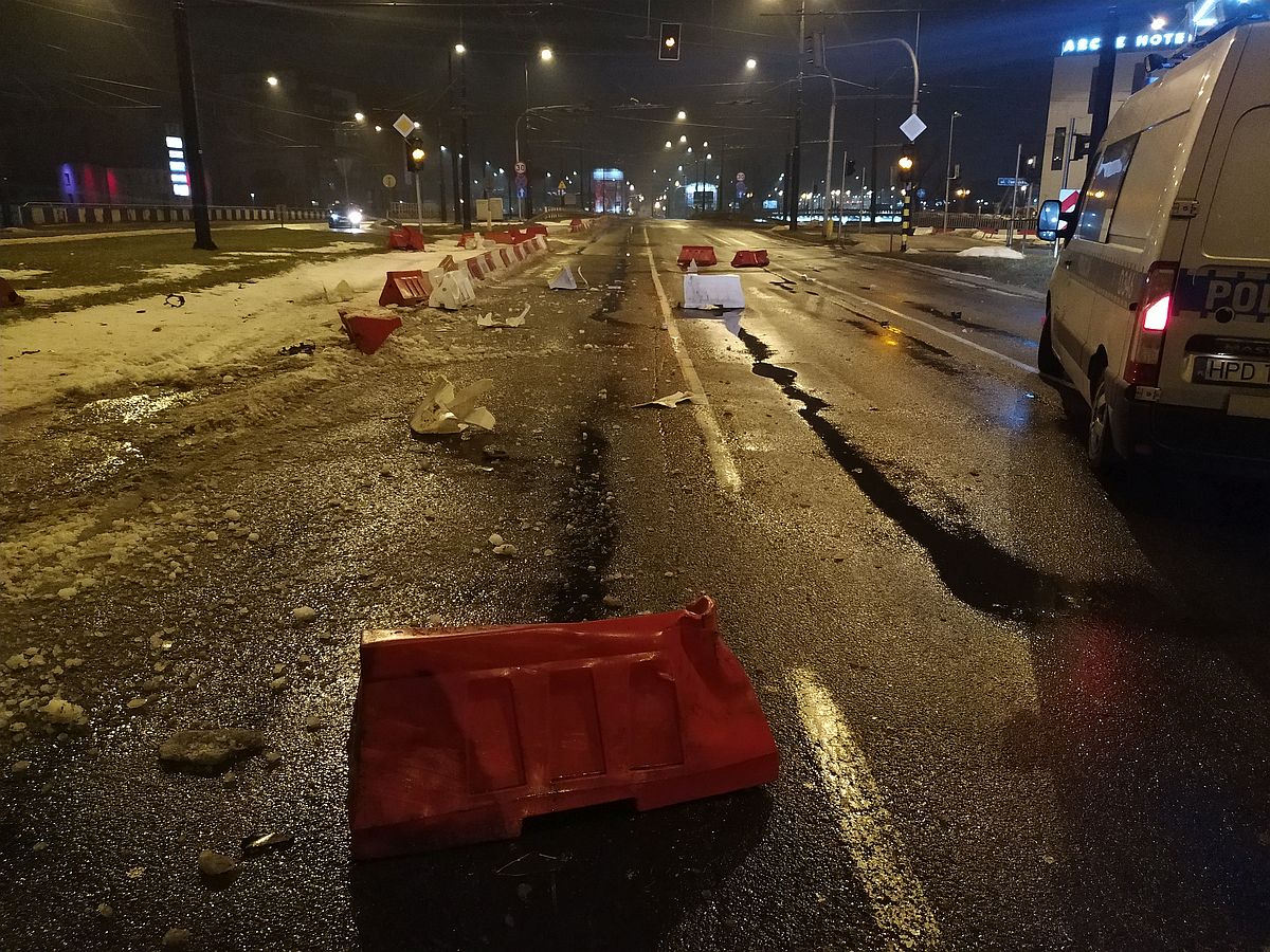 Staranował separatory na moście. Rozbitym autem uciekł z miejsca zdarzenia (zdjęcia)