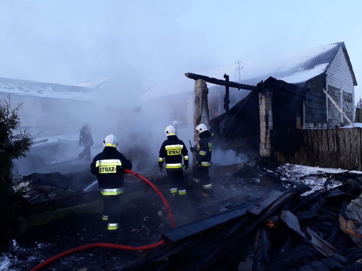 Garaż stanął w płomieniach, zagrożona była stodoła. Strażacy musieli dowozić wodę z sąsiedniej miejscowości (zdjęcia)