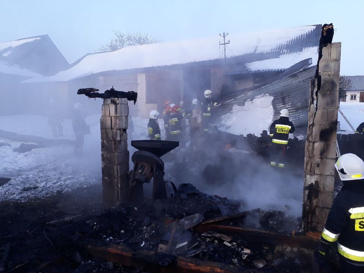 Garaż stanął w płomieniach, zagrożona była stodoła. Strażacy musieli dowozić wodę z sąsiedniej miejscowości (zdjęcia)