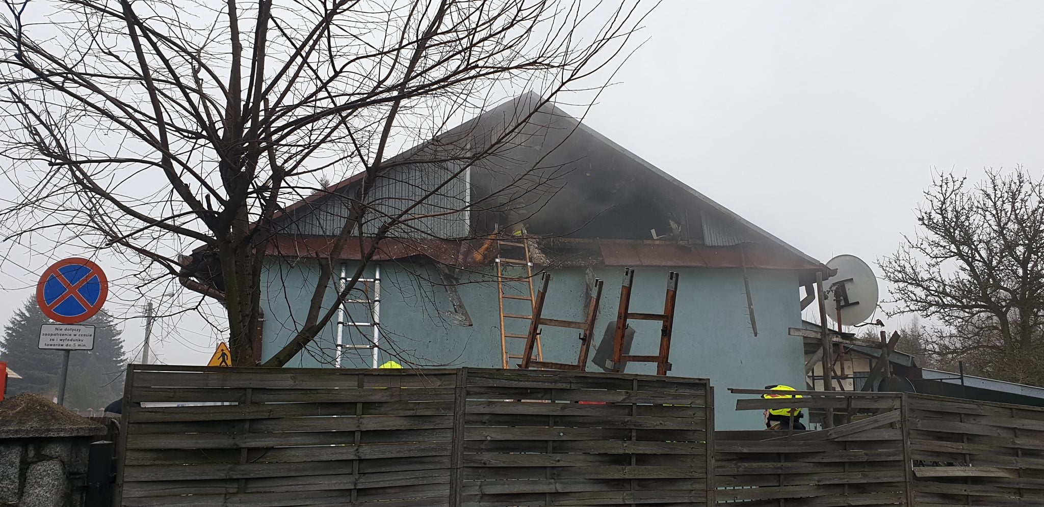 Kobieta zobaczyła dym wydobywający się z sąsiedniego budynku. Płonęły zgromadzone na strychu „skarby” (zdjęcia)