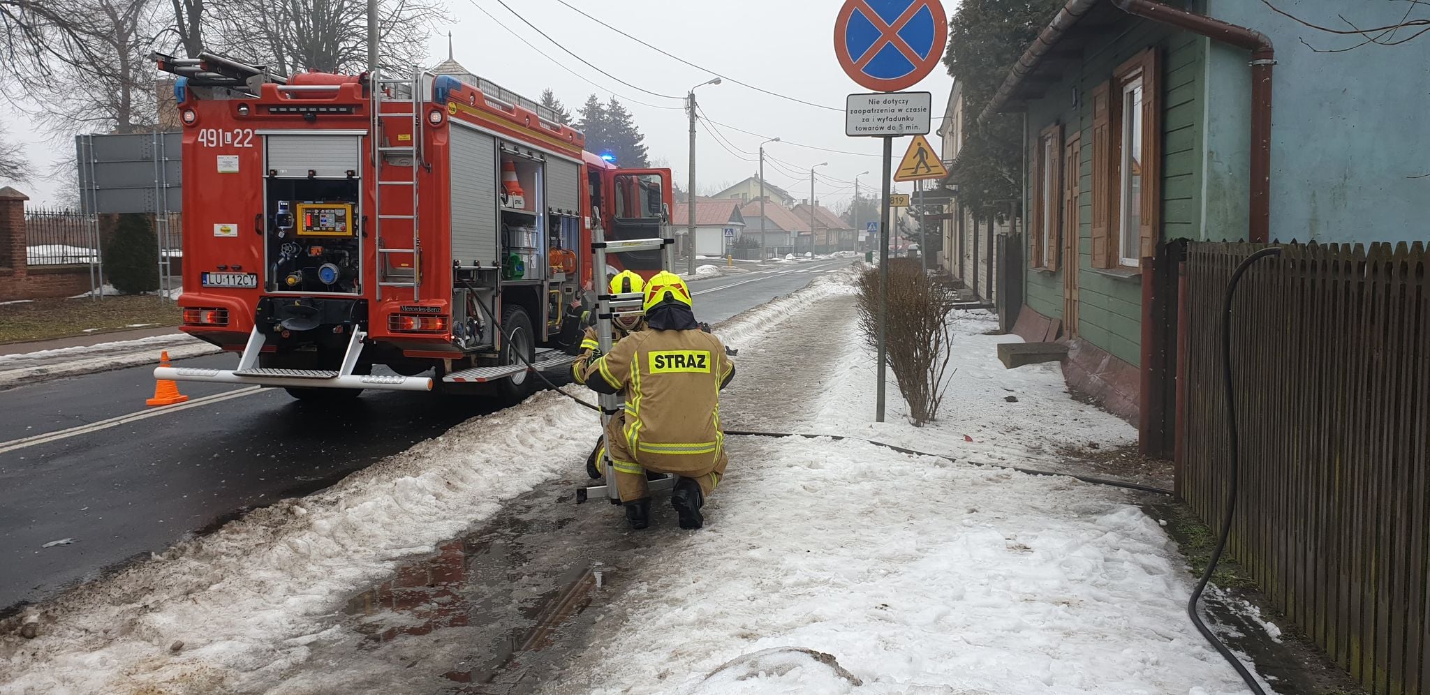 Kobieta zobaczyła dym wydobywający się z sąsiedniego budynku. Płonęły zgromadzone na strychu „skarby” (zdjęcia)