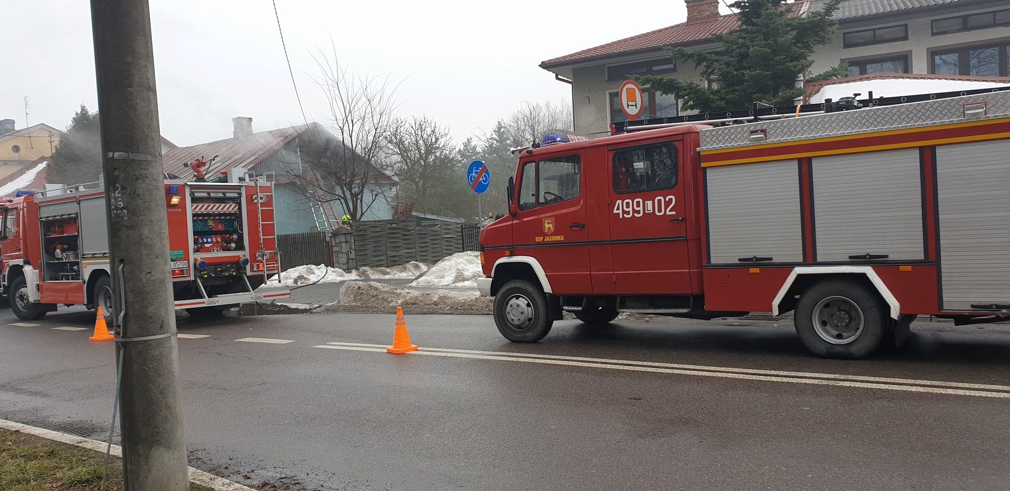 Kobieta zobaczyła dym wydobywający się z sąsiedniego budynku. Płonęły zgromadzone na strychu „skarby” (zdjęcia)