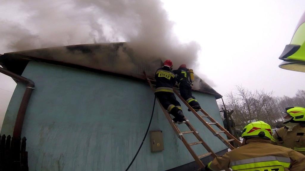 Kobieta zobaczyła dym wydobywający się z sąsiedniego budynku. Płonęły zgromadzone na strychu „skarby” (zdjęcia)