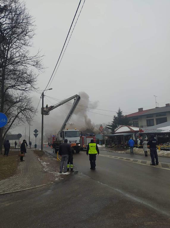 Kobieta zobaczyła dym wydobywający się z sąsiedniego budynku. Płonęły zgromadzone na strychu „skarby” (zdjęcia)