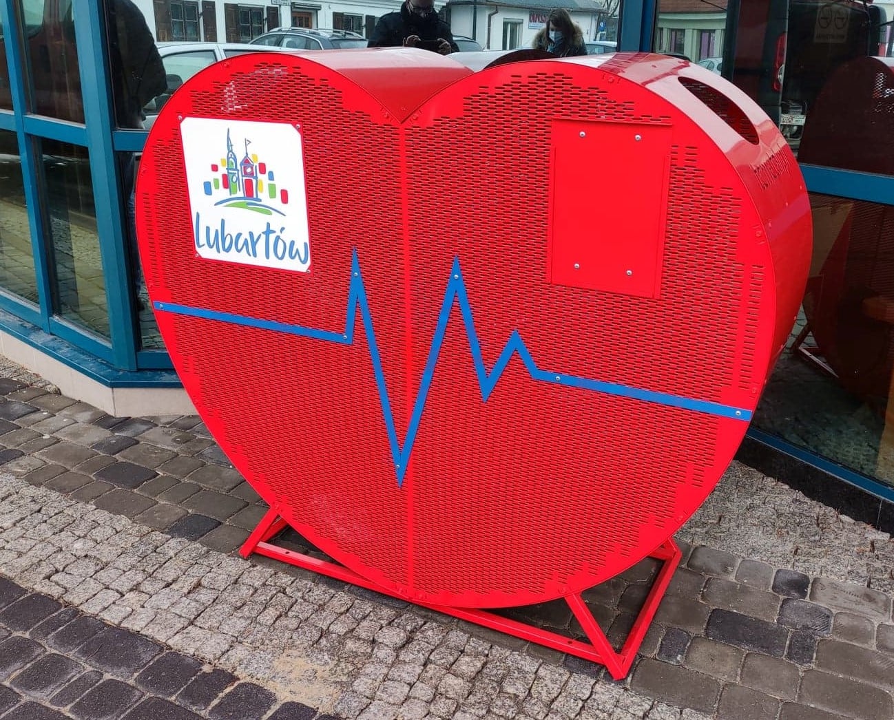 W Lubartowie ustawiono serca na nakrętki. Trafią one do organizacji zajmujących się pomocą potrzebującym (zdjęcia)