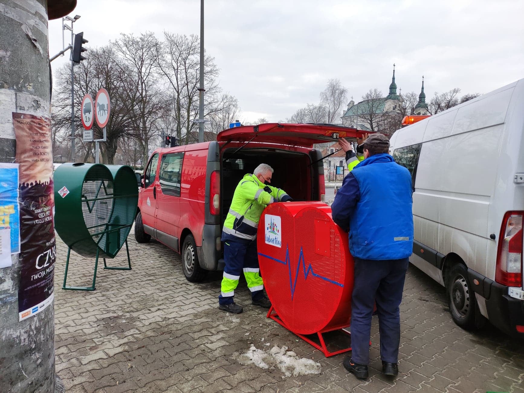 W Lubartowie ustawiono serca na nakrętki. Trafią one do organizacji zajmujących się pomocą potrzebującym (zdjęcia)