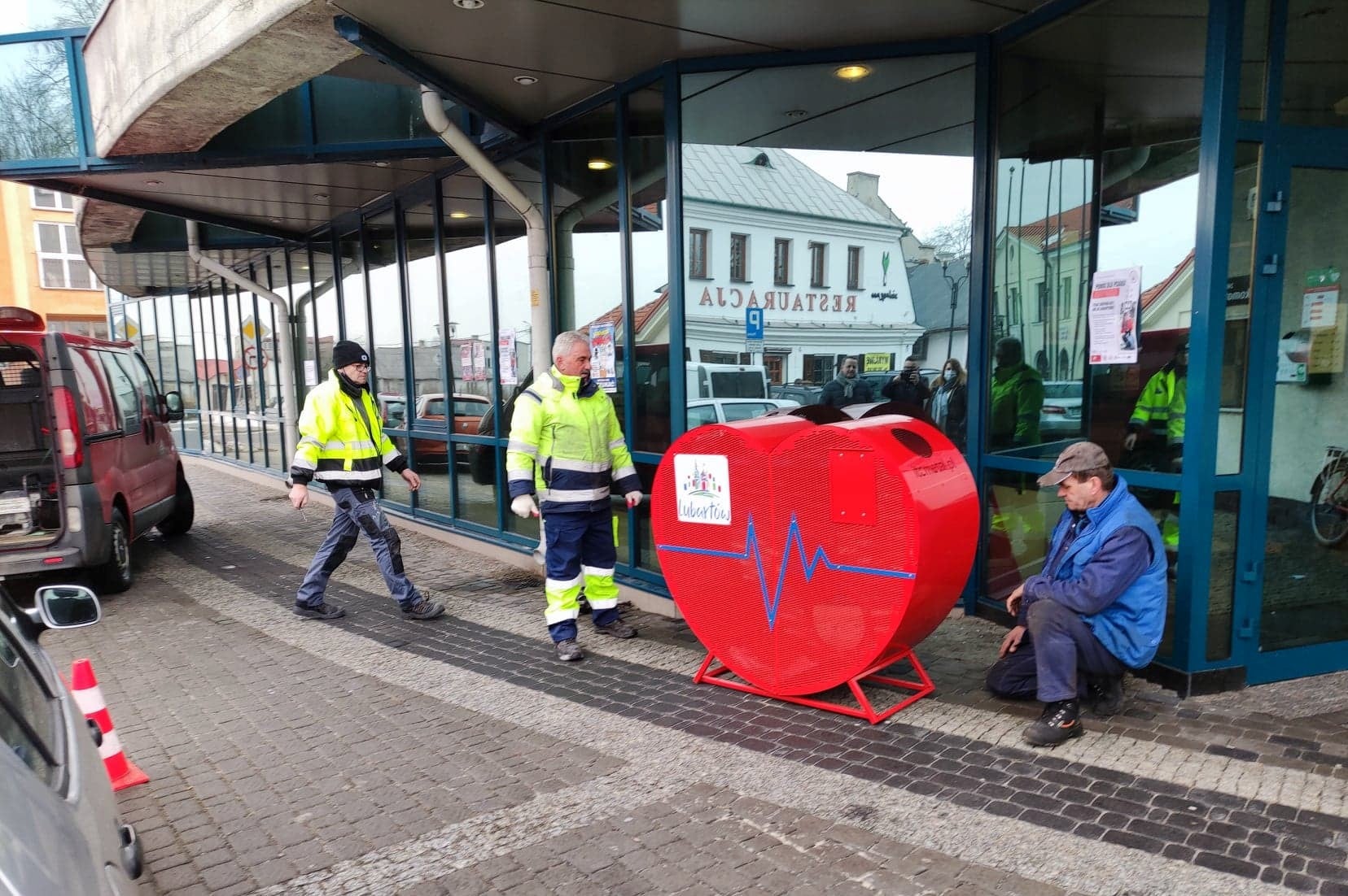 W Lubartowie ustawiono serca na nakrętki. Trafią one do organizacji zajmujących się pomocą potrzebującym (zdjęcia)