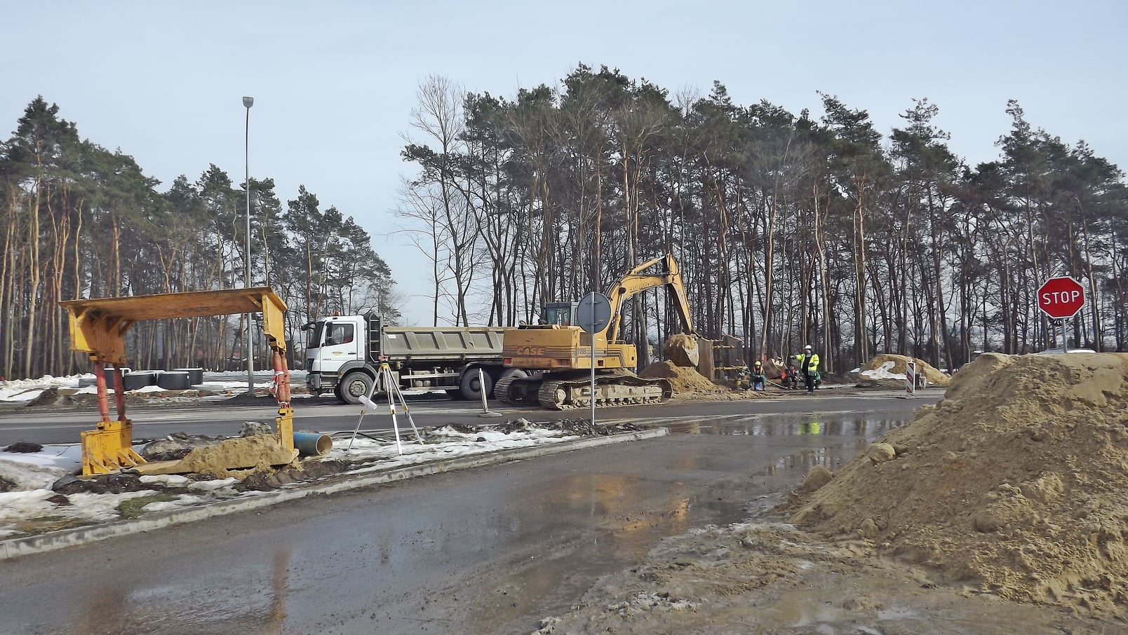 Drogowcy poczuli wiosnę. Wznowiono prace przy budowie drogi wojewódzkiej nr 833 w Kraśniku (zdjęcia)