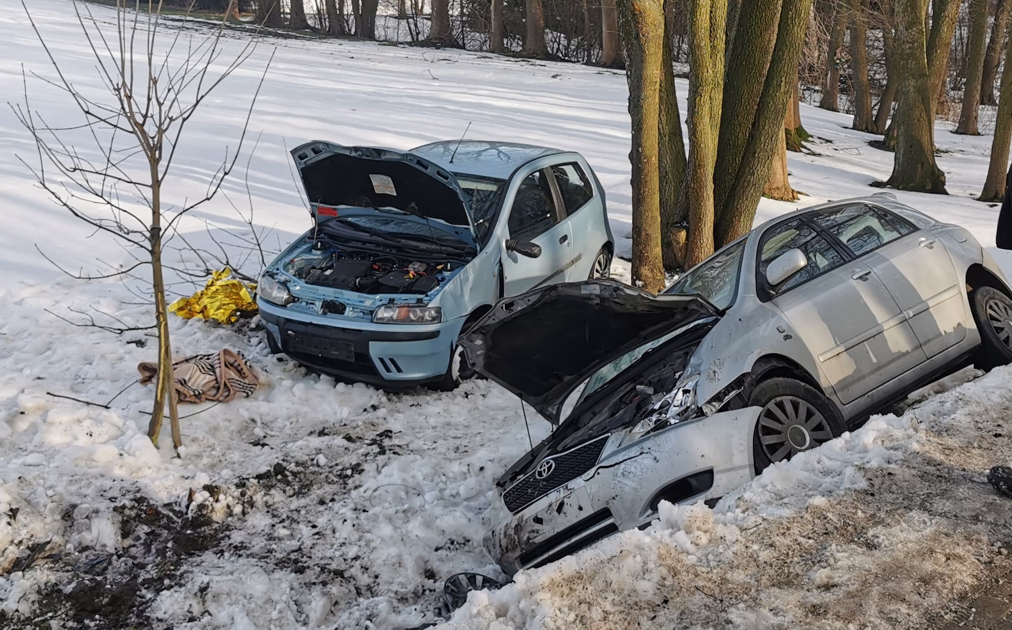 Stała z kilkuletnią córką na poboczu czekając na pomoc. W kobiety oraz w ich auto wjechała kierująca fiatem (zdjęcia)