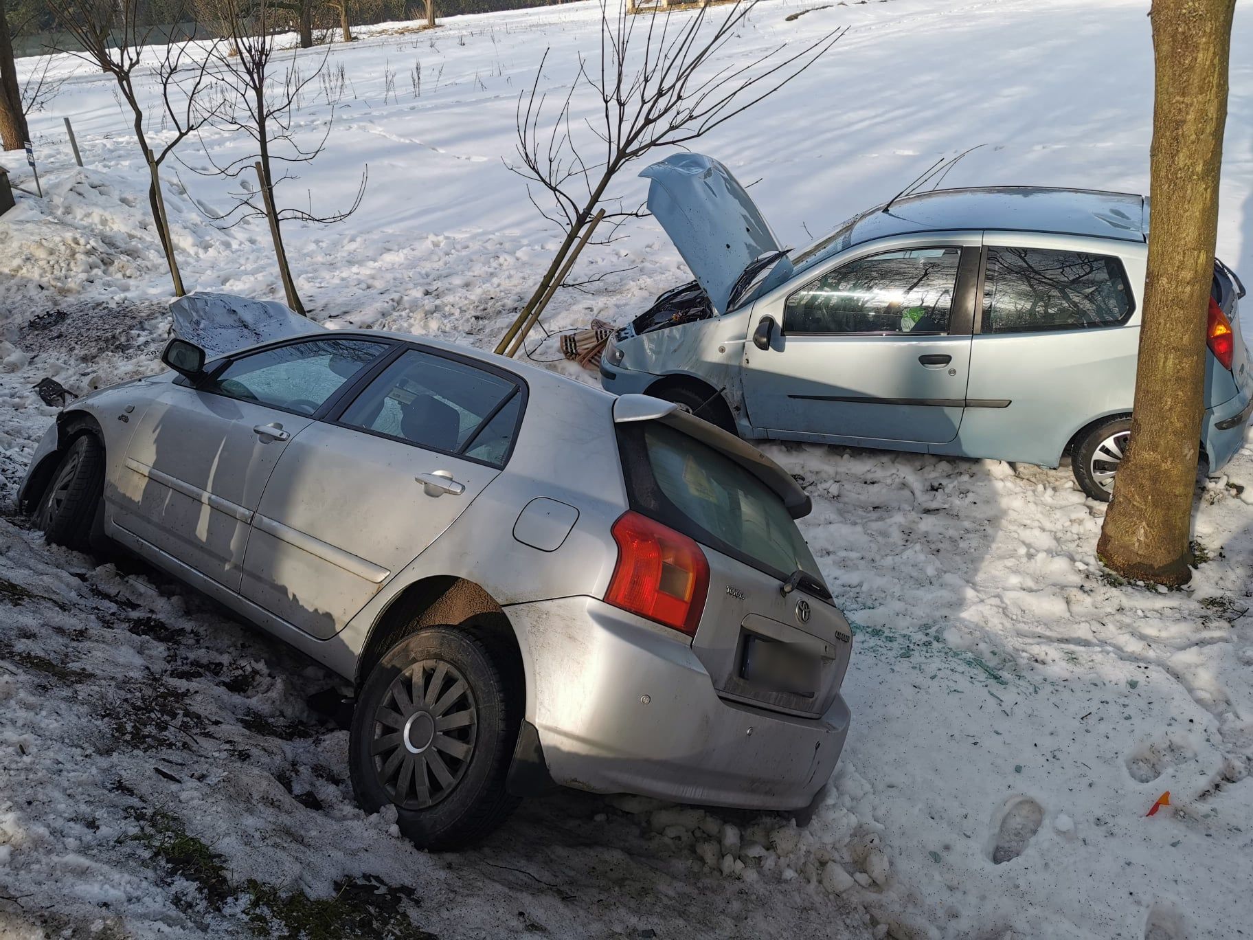 Stała z kilkuletnią córką na poboczu czekając na pomoc. W kobiety oraz w ich auto wjechała kierująca fiatem (zdjęcia)