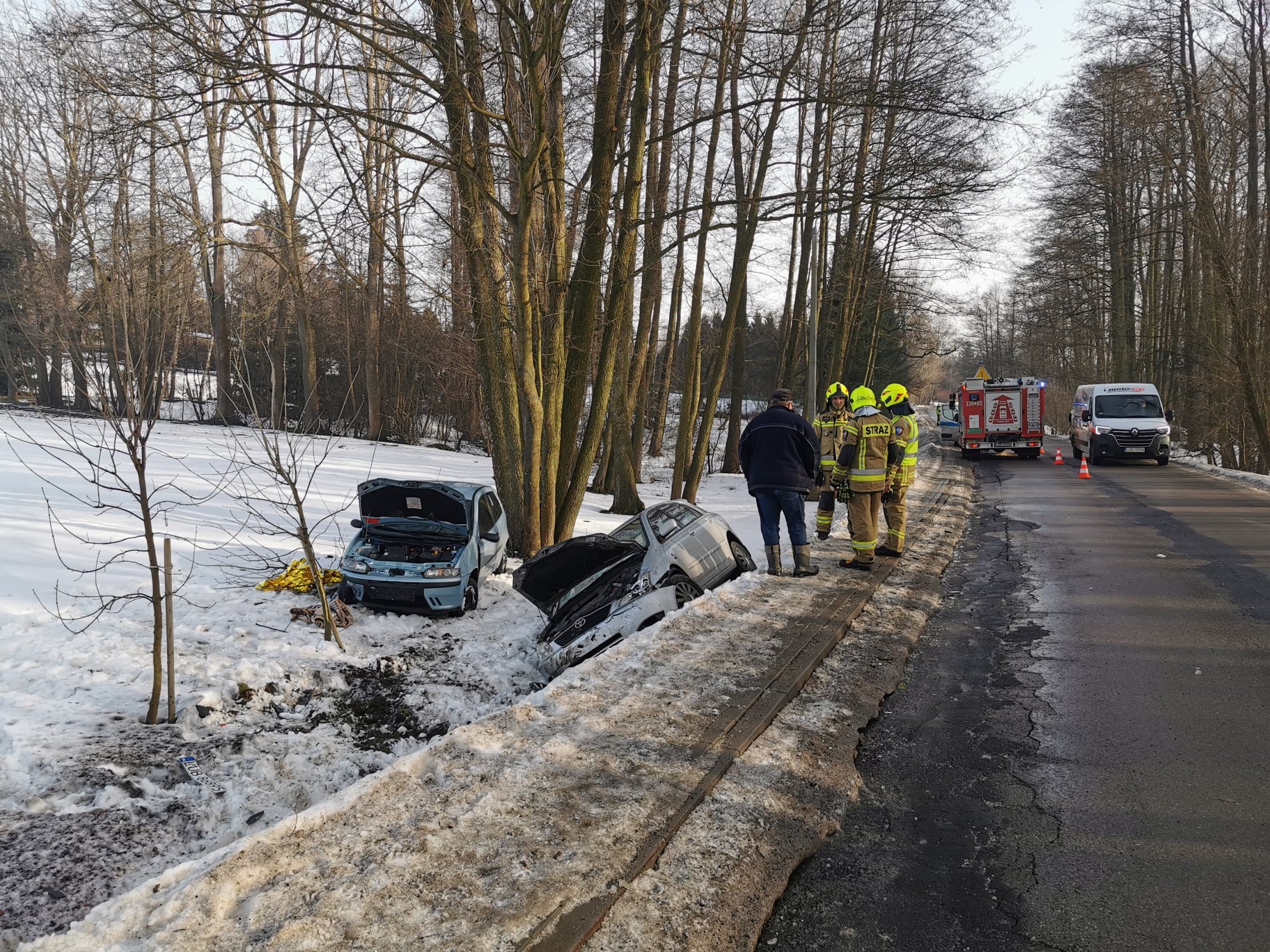 Stała z kilkuletnią córką na poboczu czekając na pomoc. W kobiety oraz w ich auto wjechała kierująca fiatem (zdjęcia)
