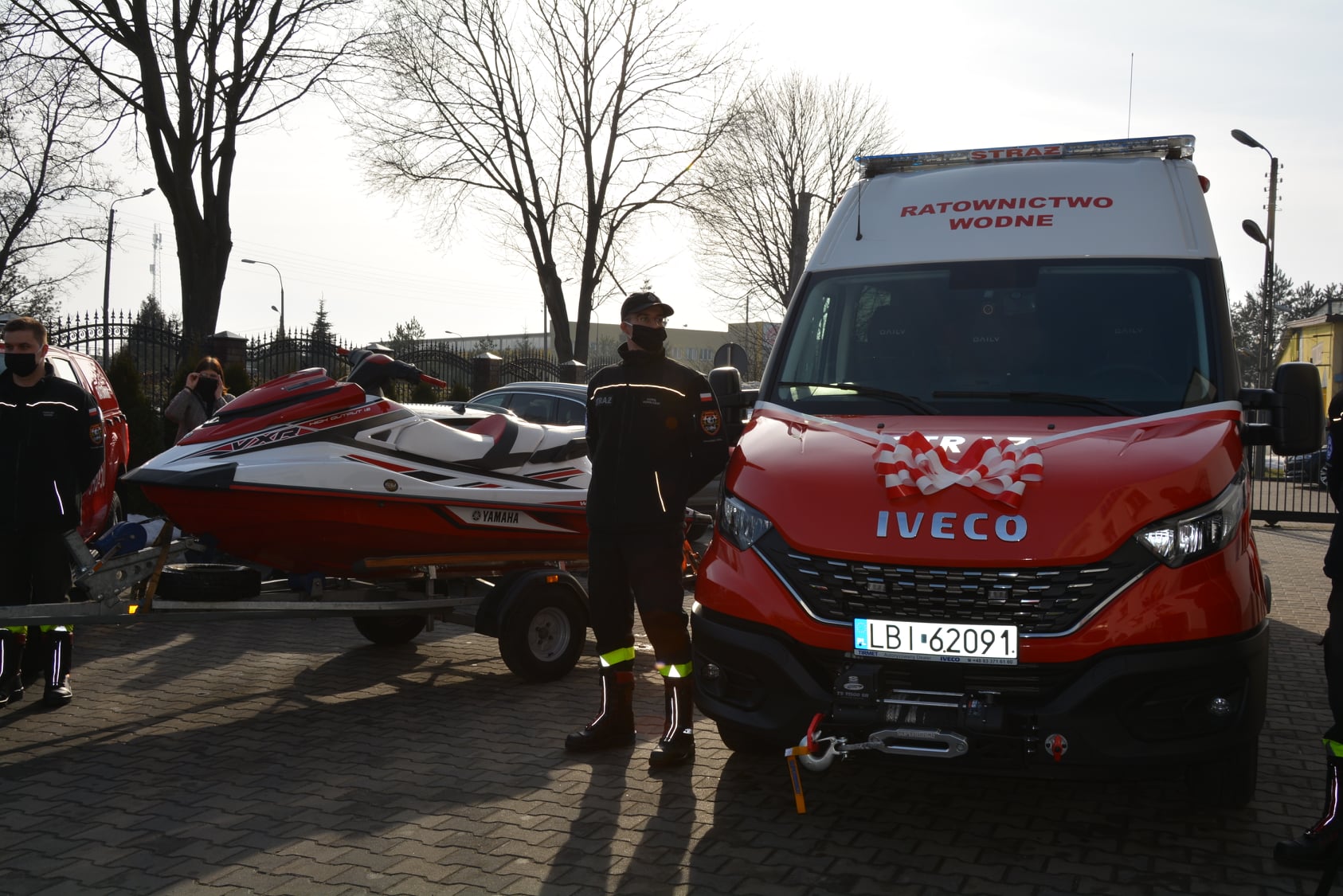 Strażacy otrzymali nowy samochód przeznaczony do ratownictwa wodnego (zdjęcia)