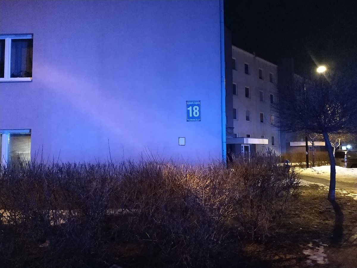 Mieszkańcy poczuli dym w bloku. Okazało się, że doszło do próby podpalenia (zdjęcia)