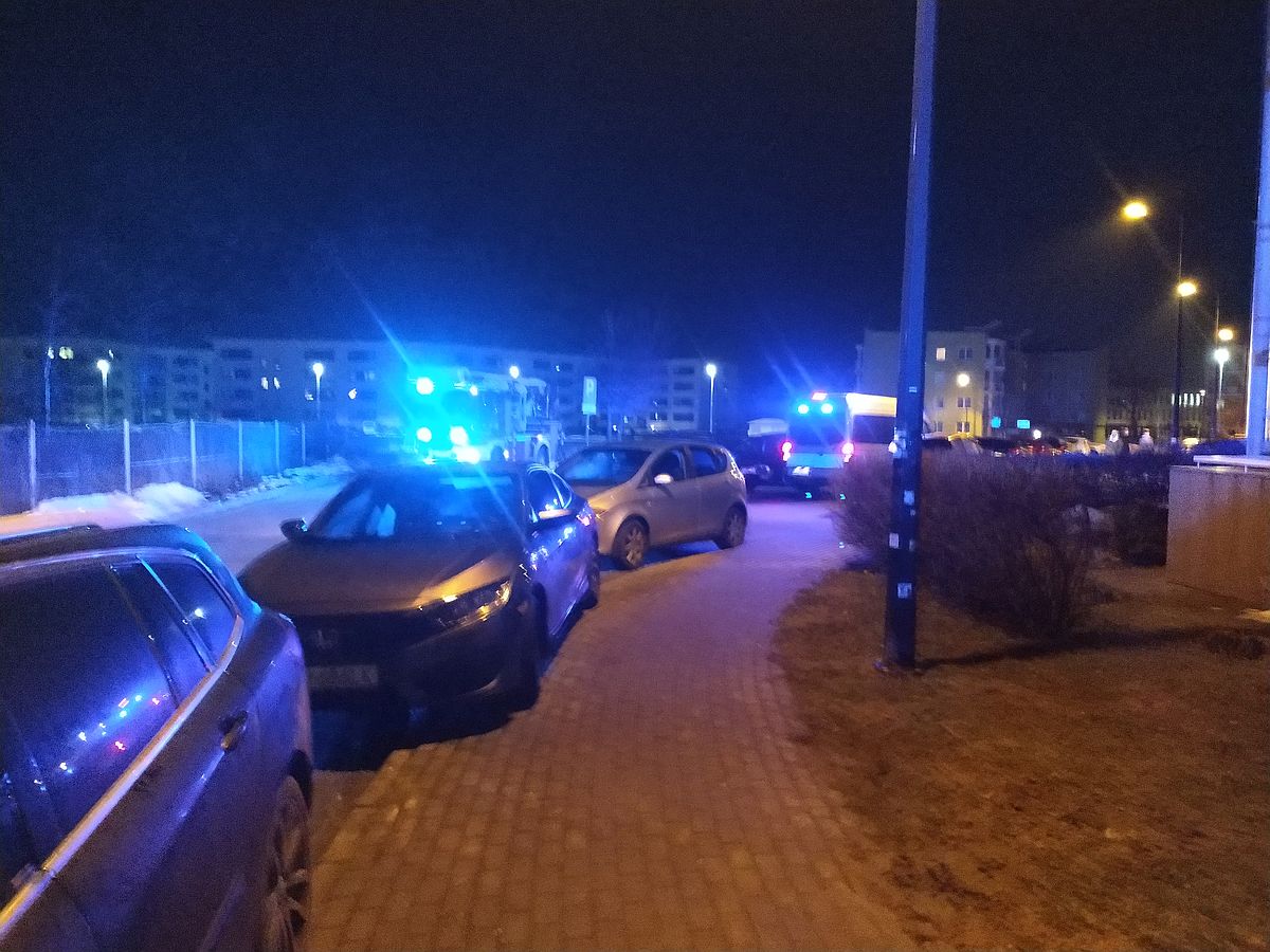Mieszkańcy poczuli dym w bloku. Okazało się, że doszło do próby podpalenia (zdjęcia)