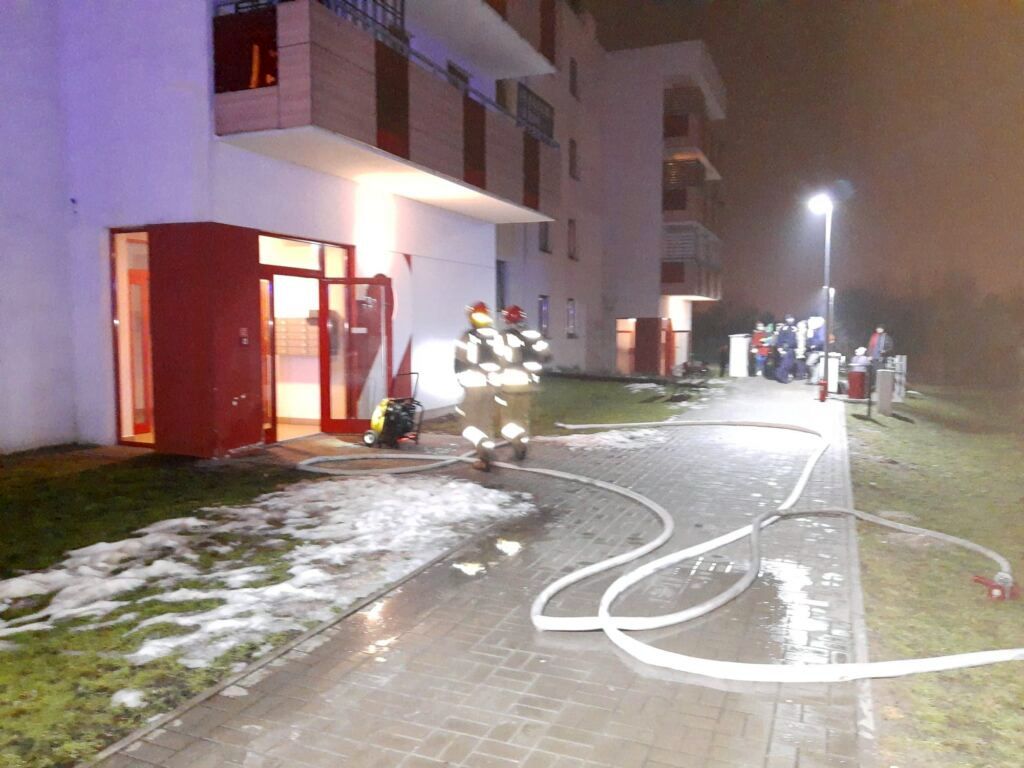 Stojące w piwnicy łóżko stanęło w płomieniach. Mieszkańcy bloku uciekali na zewnątrz (zdjęcia)