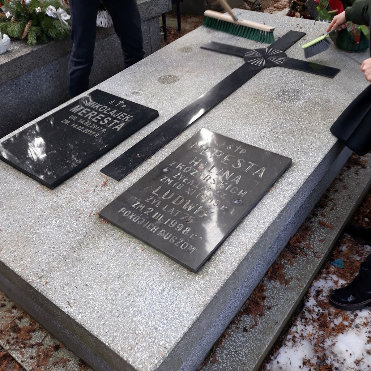 „Znicz dla Bohatera”: Posprzątali miejsca pamięci Żołnierzy Wyklętych na lubelskich cmentarzach (zdjęcia)