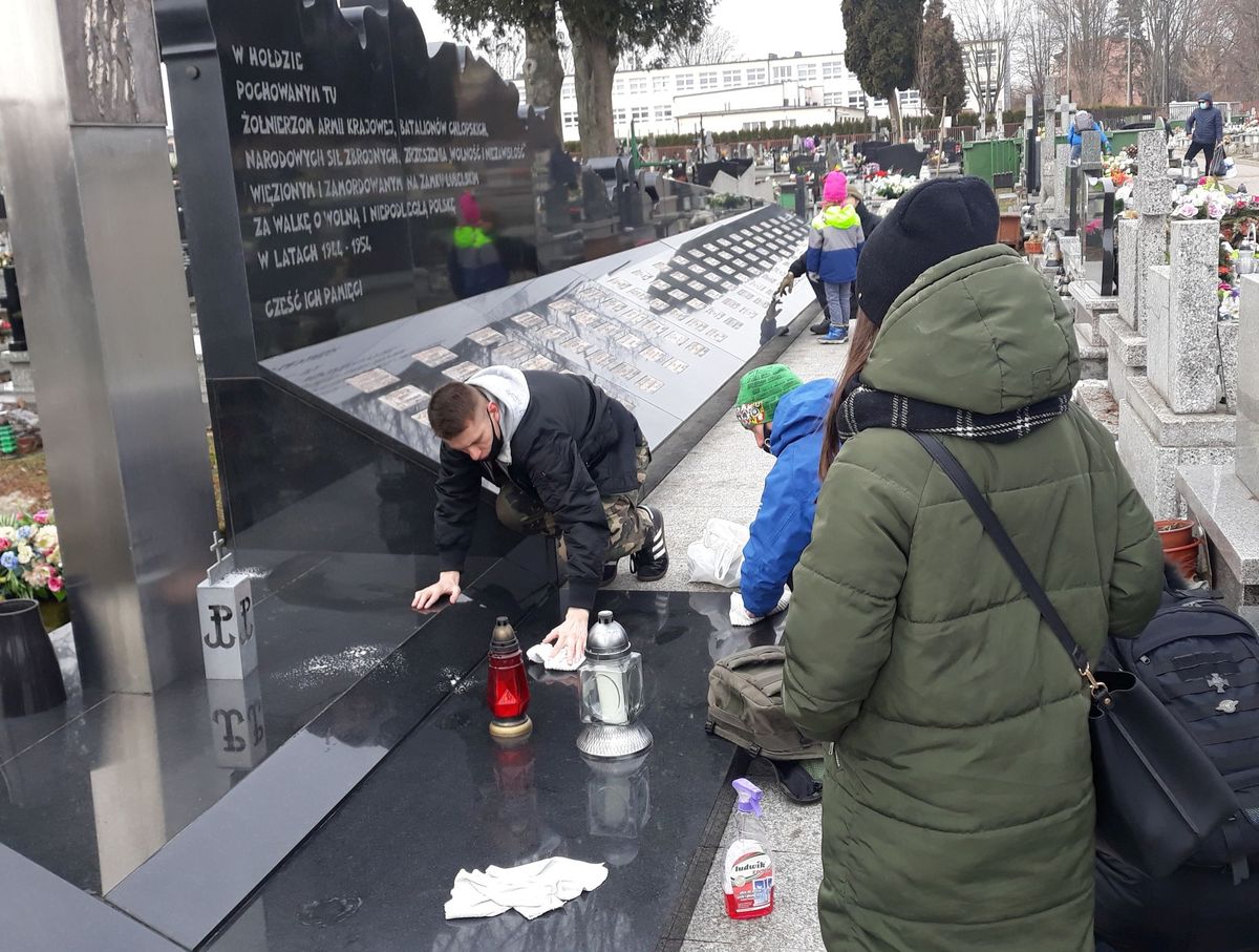 „Znicz dla Bohatera”: Posprzątali miejsca pamięci Żołnierzy Wyklętych na lubelskich cmentarzach (zdjęcia)