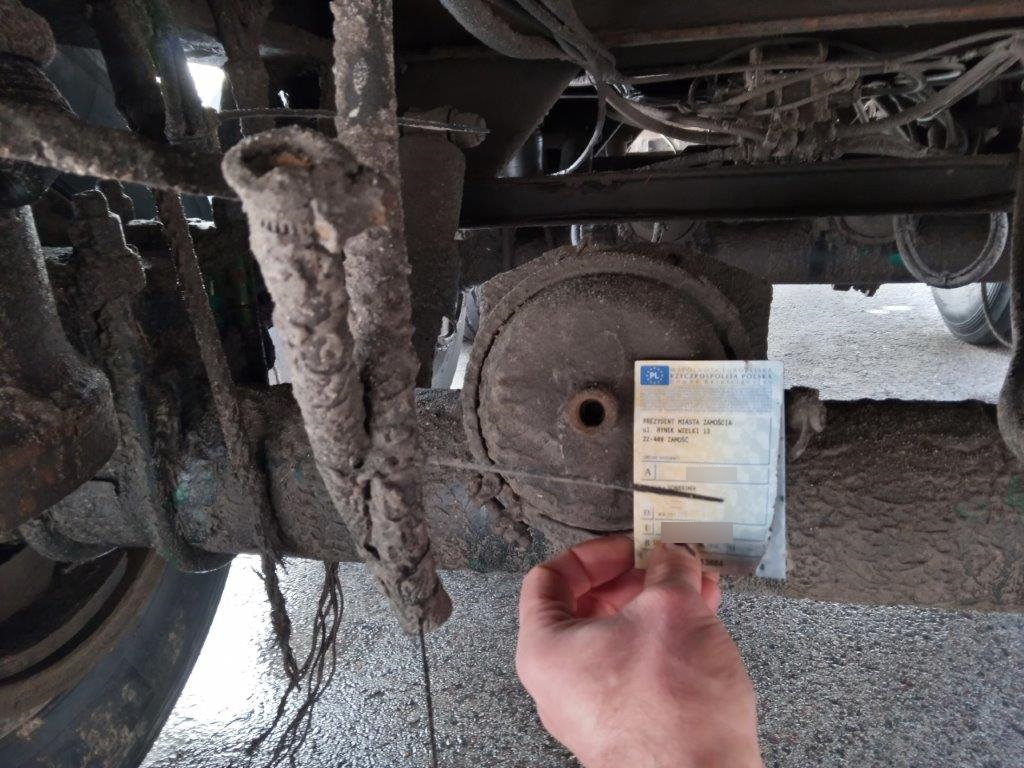 Zużyte opony, brak okładzin hamulcowych i OC. Kolejna ciężarówka w fatalnym stanie technicznym (zdjęcia)