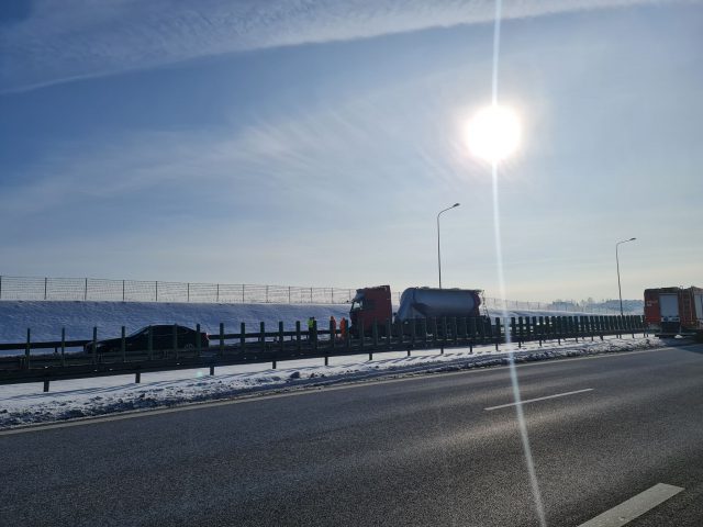 Zderzenie dwóch ciężarówek na drodze S17 w Bogucinie. Utrudnienia w ruchu na pasie w kierunku Warszawy