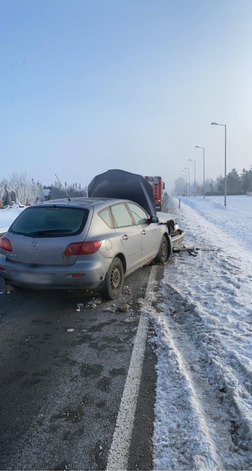 Czołowe zderzenie dwóch pojazdów na krajowej 82. Utrudnienia w ruchu na trasie Lublin – Łęczna (zdjęcia)