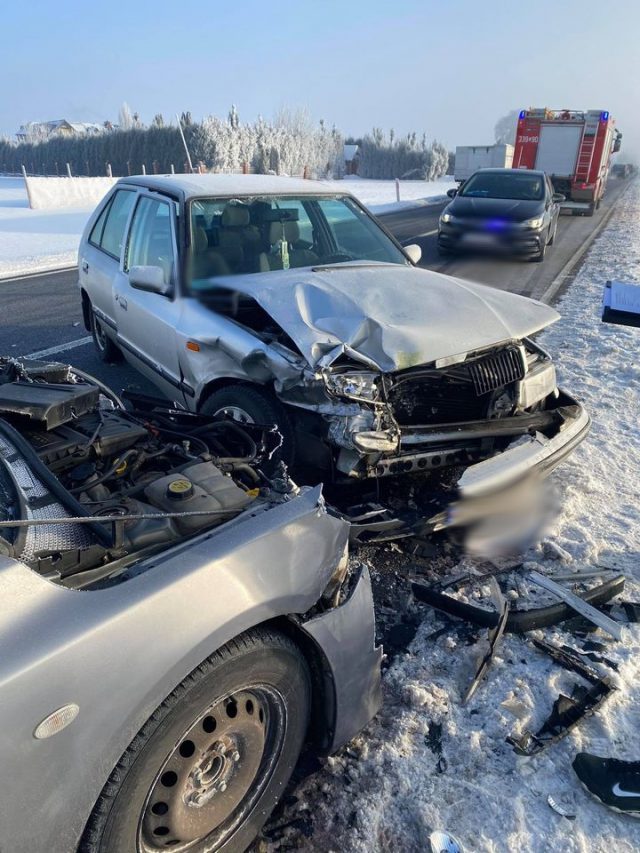 Czołowe zderzenie dwóch pojazdów na krajowej 82. Utrudnienia w ruchu na trasie Lublin – Łęczna (zdjęcia)