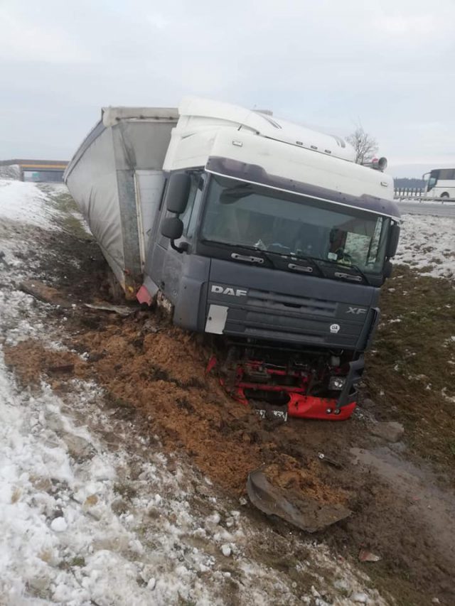 Utrudnienia w ruchu na drodze S17. Trwa wyciąganie z rowu pojazdu ciężarowego (zdjęcia)