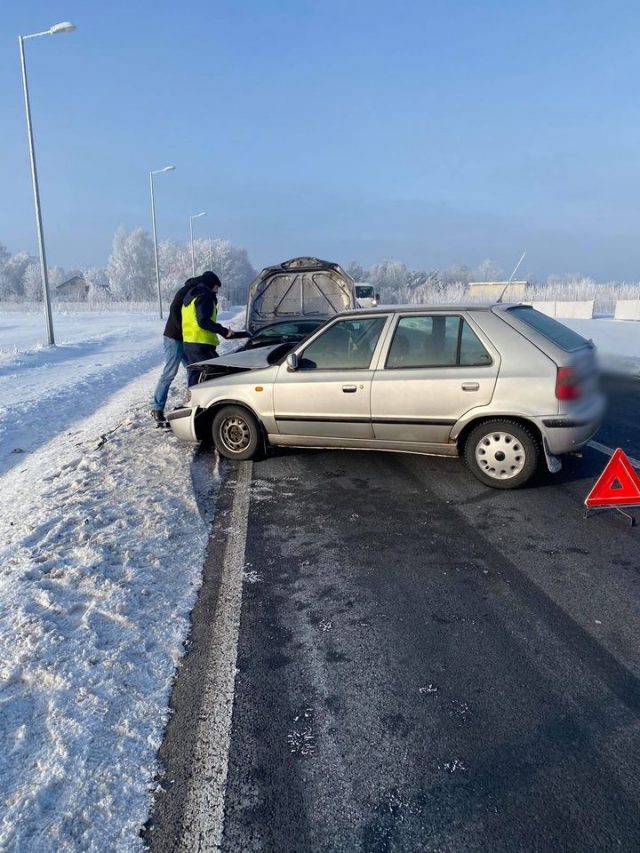 Czołowe zderzenie dwóch pojazdów na krajowej 82. Utrudnienia w ruchu na trasie Lublin – Łęczna (zdjęcia)