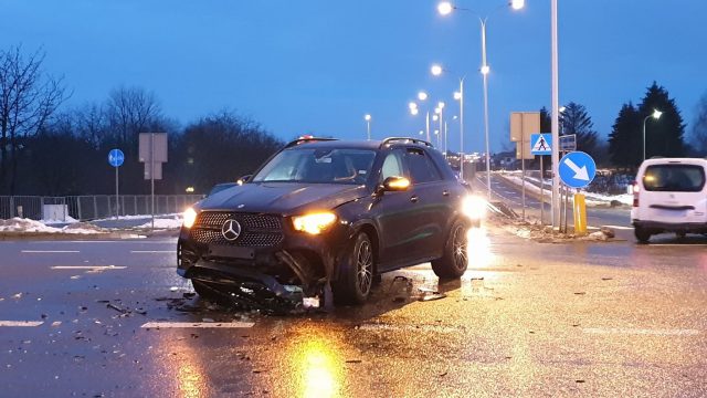 Wjechał mercedesem na skrzyżowanie, doszło do groźnie wyglądającej kolizji z peugeotem (zdjęcia)