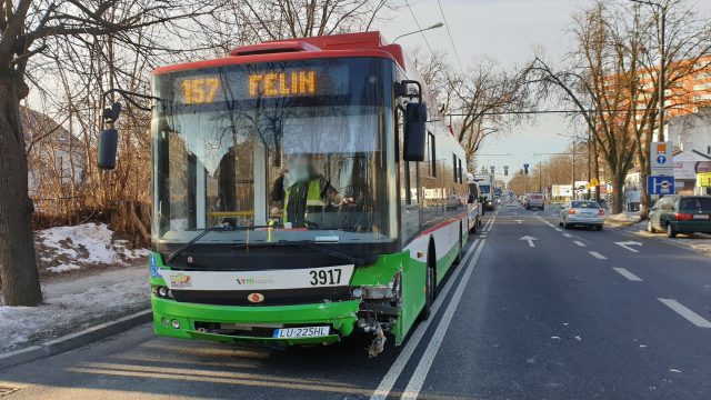 Zderzenie trolejbusu z audi na ul. Zemborzyckiej. Duże utrudnienia w ruchu (wideo, zdjęcia)