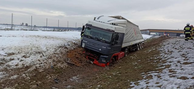 Na trasie Lublin – Warszawa ciężarówka wpadła do rowu. Jutro będą utrudnienia w ruchu (zdjęcia)