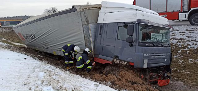 Utrudnienia w ruchu na drodze S17. Trwa wyciąganie z rowu pojazdu ciężarowego (zdjęcia)