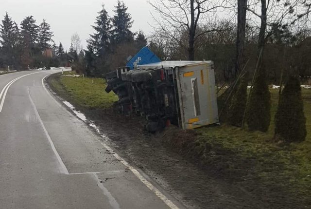 Ciężarówka wypadła z drogi krajowej nr 82, na trasie Łęczna – Włodawa (zdjęcia)