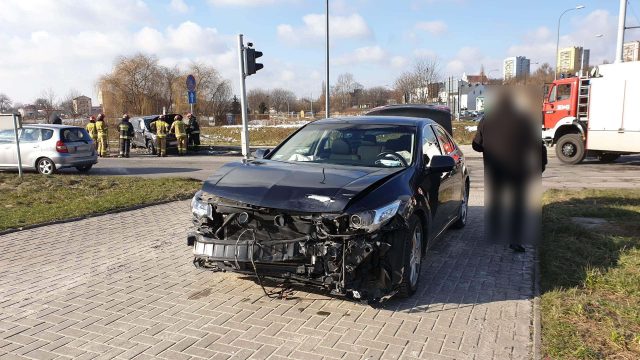 Zignorowanie wskazań sygnalizacji świetlnej przyczyną groźnie wyglądającego zdarzenia drogowego w Lublinie (zdjęcia)