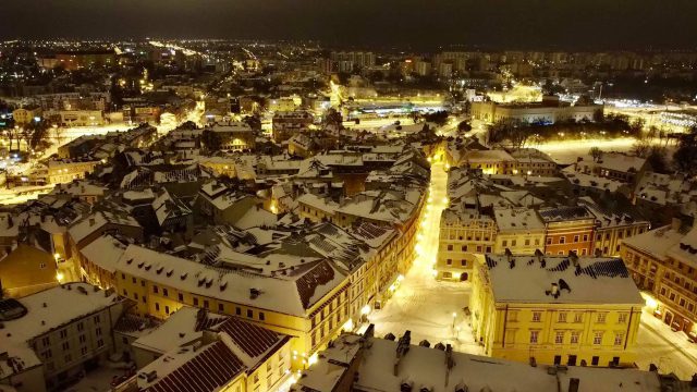 Lublin pod śniegiem. Zobacz nocne zdjęcia z drona