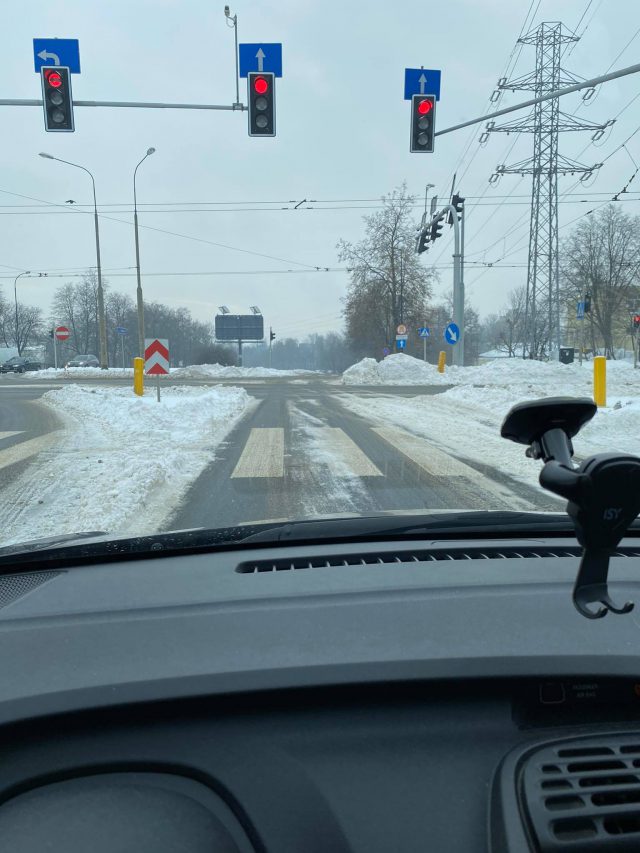Sygnały od Czytelników: „Zepchnięty śnieg blokuje przejazd na skrzyżowaniu” (zdjęcia)