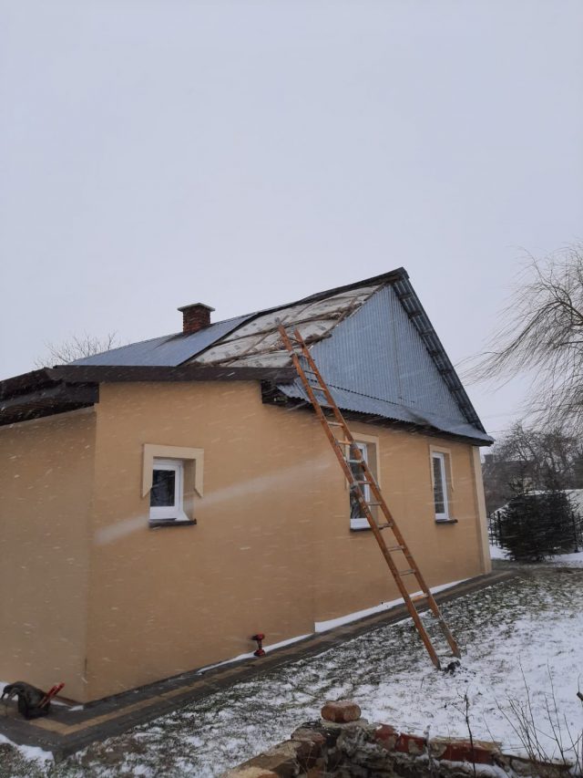 Silny wiatr uszkodził dach na budynku. Interweniowali strażacy (zdjęcia)