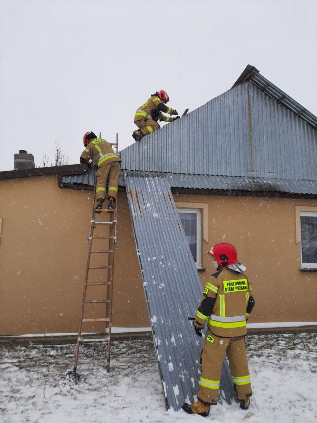 Silny wiatr uszkodził dach na budynku. Interweniowali strażacy (zdjęcia)